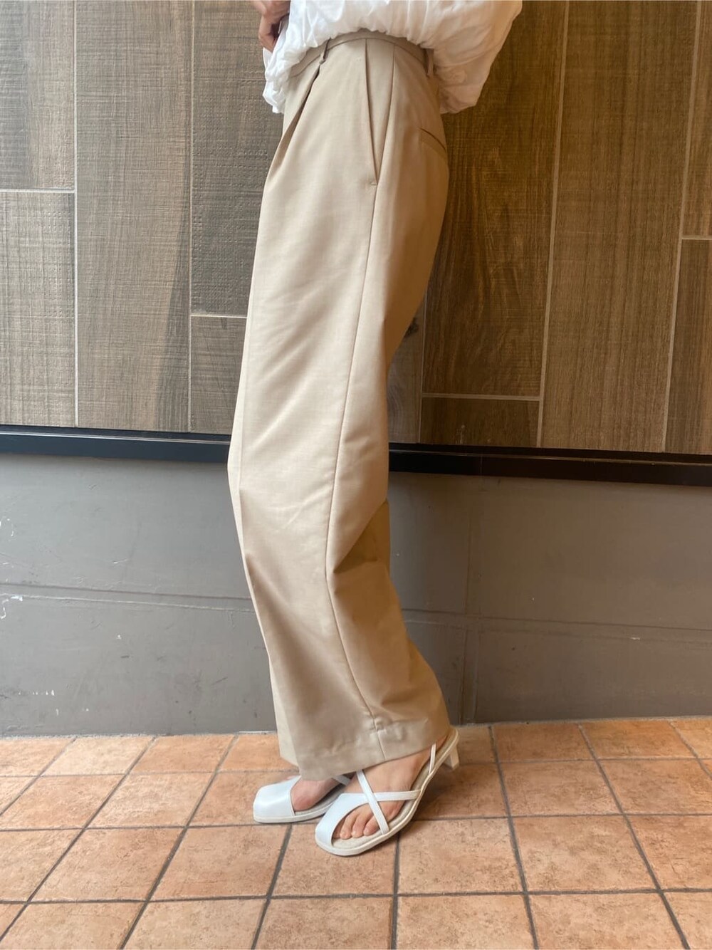 ホワイト系のサンダル、ベージュ系のその他パンツ、ホワイト系のシャツ/ブラウスを着用したレディースの春コーディネートの8枚目の写真