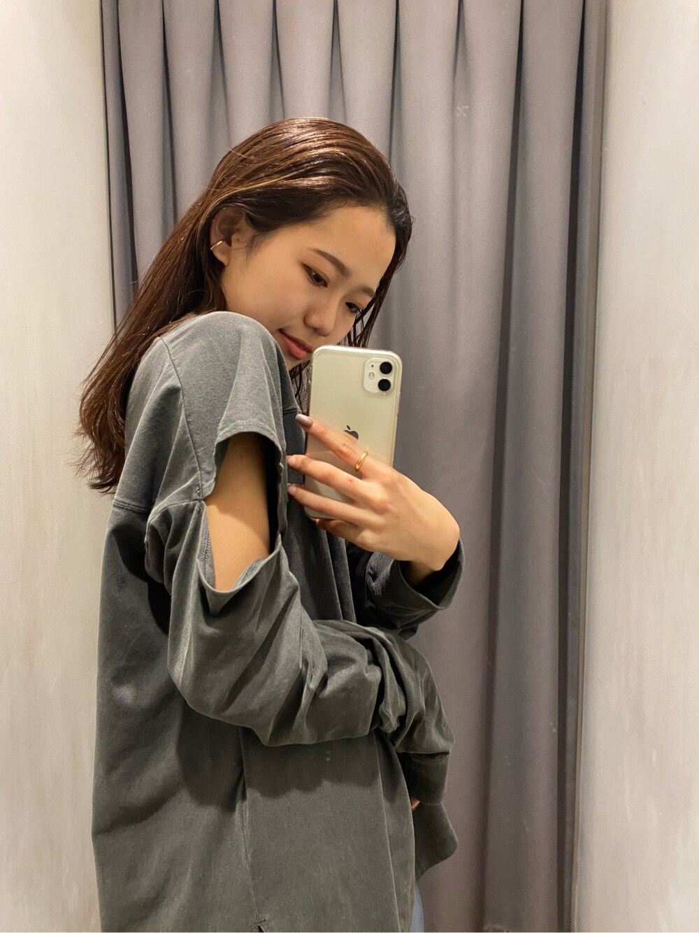 ブルー系のその他パンツ、シルバー系のネックレスを着用したレディースの冬コーディネートの4枚目の写真