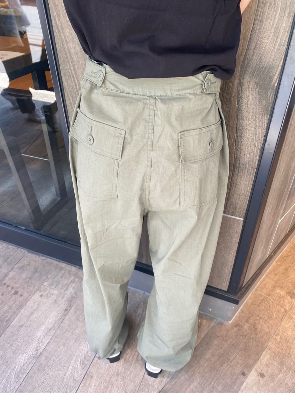 ブラック系のタンクトップ、ブラック系のサンダル、ホワイト系のその他パンツを着用したレディースの春コーディネートの9枚目の写真