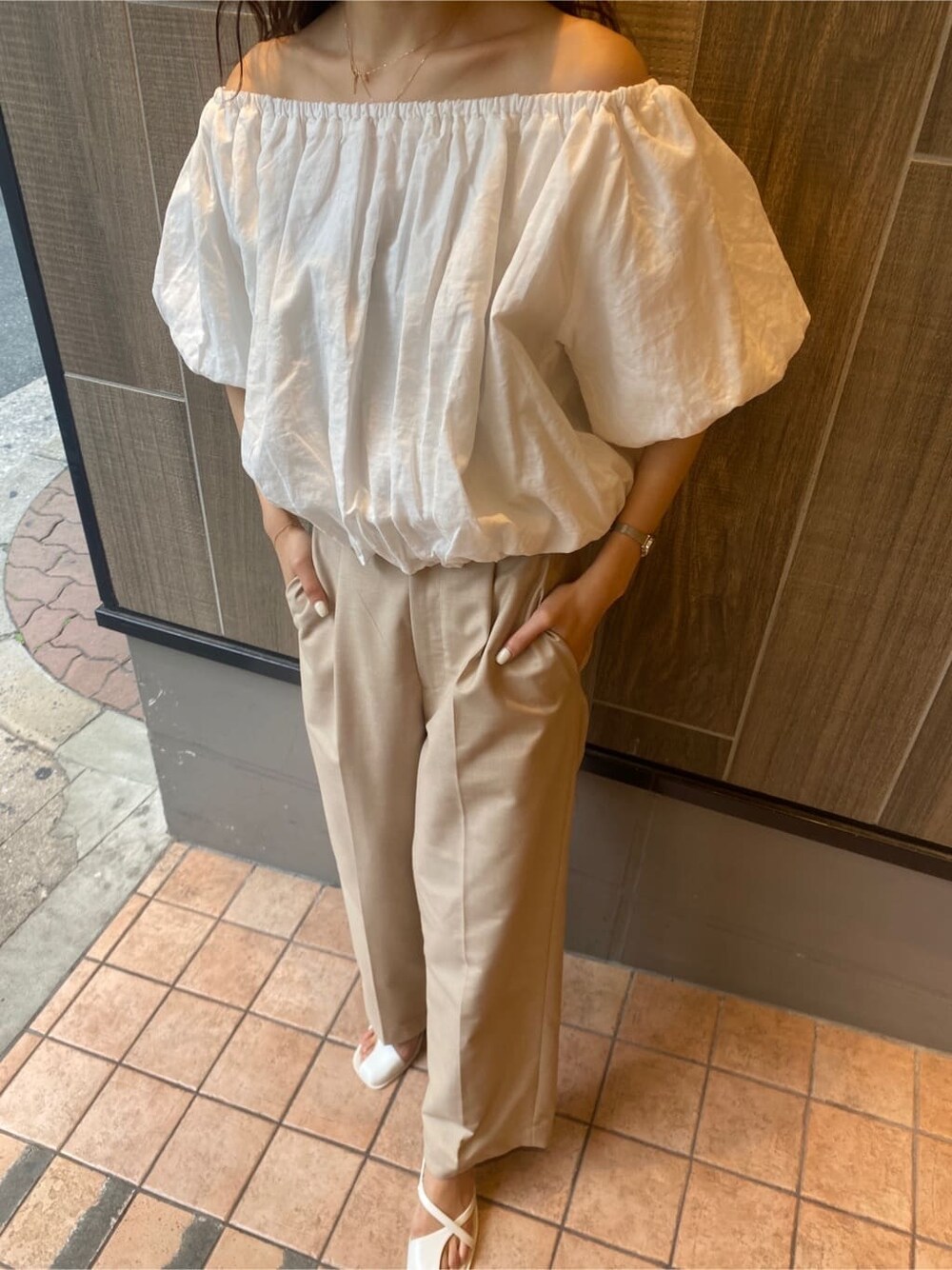 ホワイト系のサンダル、ベージュ系のその他パンツ、ホワイト系のシャツ/ブラウスを着用したレディースの春コーディネートの3枚目の写真