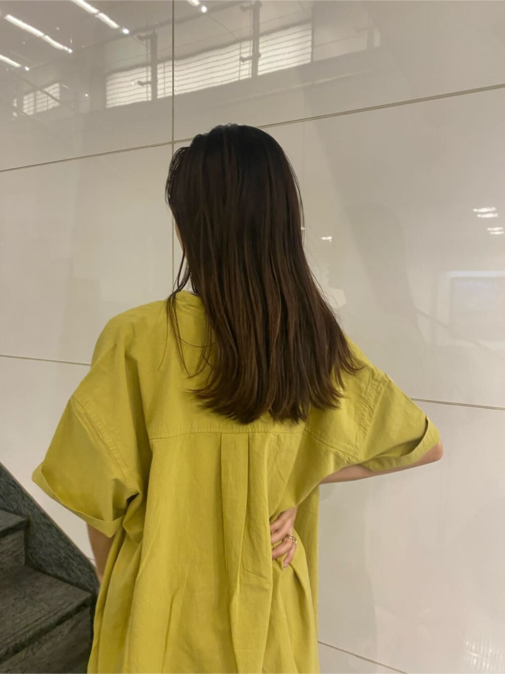 ホワイト系のデニムパンツ、グリーン系のシャツ/ブラウス、ホワイト系のタンクトップを着用したレディースの夏コーディネートの4枚目の写真