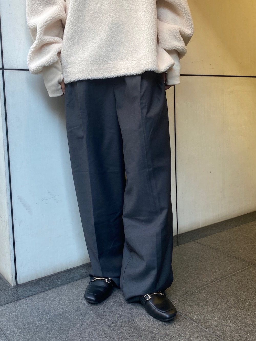 ホワイト系のTシャツ/カットソー、グレー系のその他パンツを着用したレディースの秋コーディネートの7枚目の写真