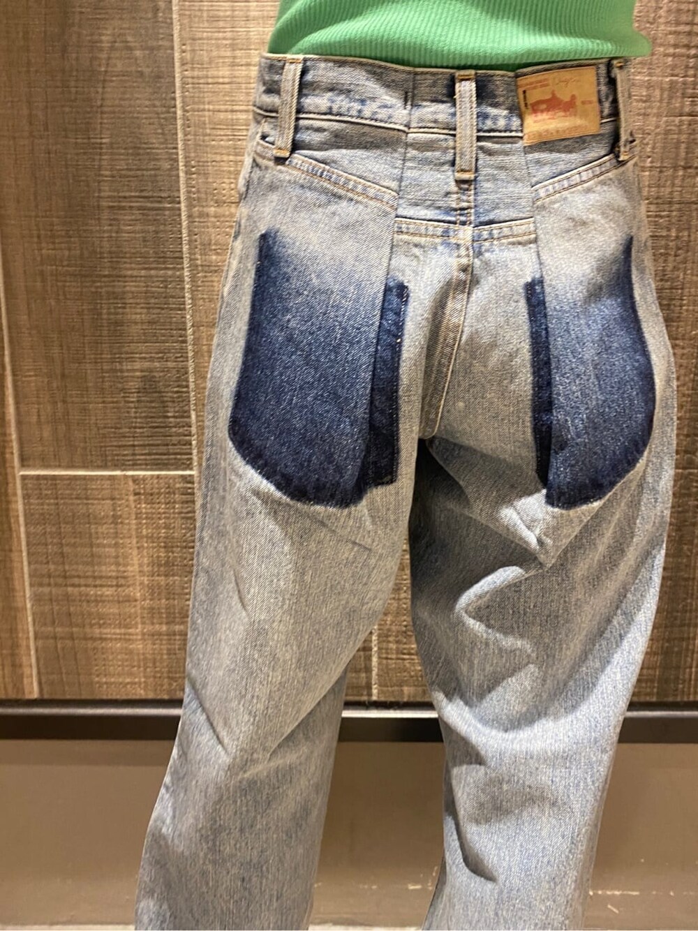 グリーン系のタンクトップ、ブルー系のデニムパンツを着用したレディースの夏コーディネートの9枚目の写真