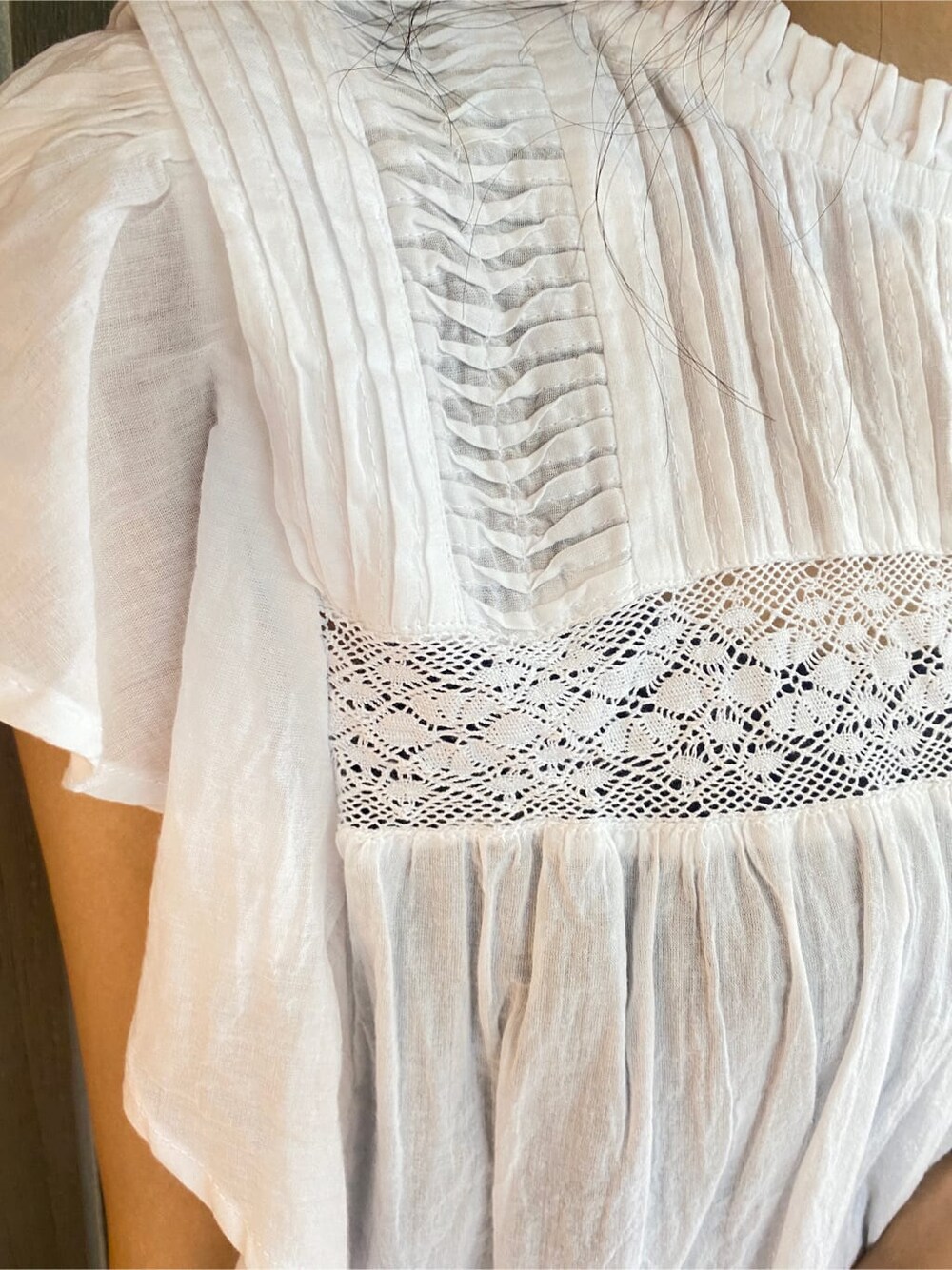 ブラック系のサンダル、ブラック系のその他パンツ、ホワイト系のシャツ/ブラウスを着用したレディースの春コーディネートの6枚目の写真