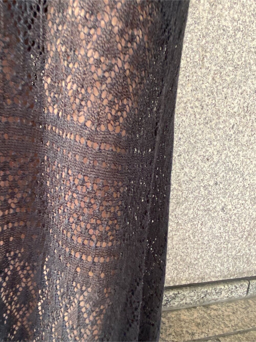 グレー系のスカート、ホワイト系のタンクトップ、シルバー系のネックレスを着用したレディースの春コーディネートの9枚目の写真