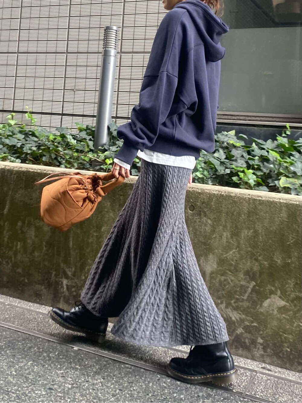 ホワイト系のTシャツ/カットソー、ブルー系のパーカー、グレー系のスカートを着用したレディースの冬コーディネートの3枚目の写真