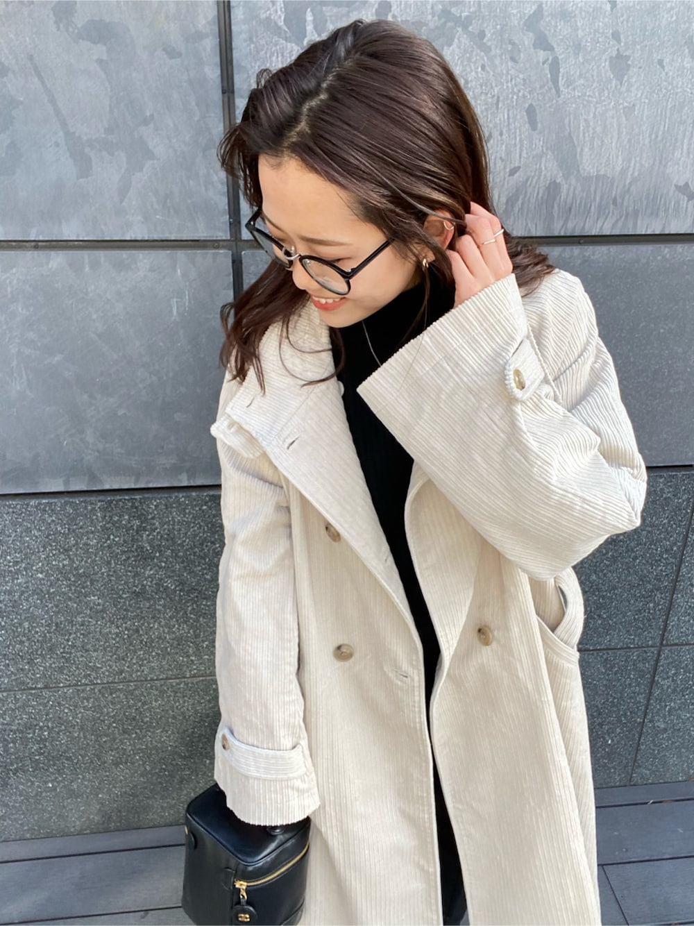 ホワイト系のその他アウター、ブラック系のデニムパンツを着用したレディースの冬コーディネートの2枚目の写真