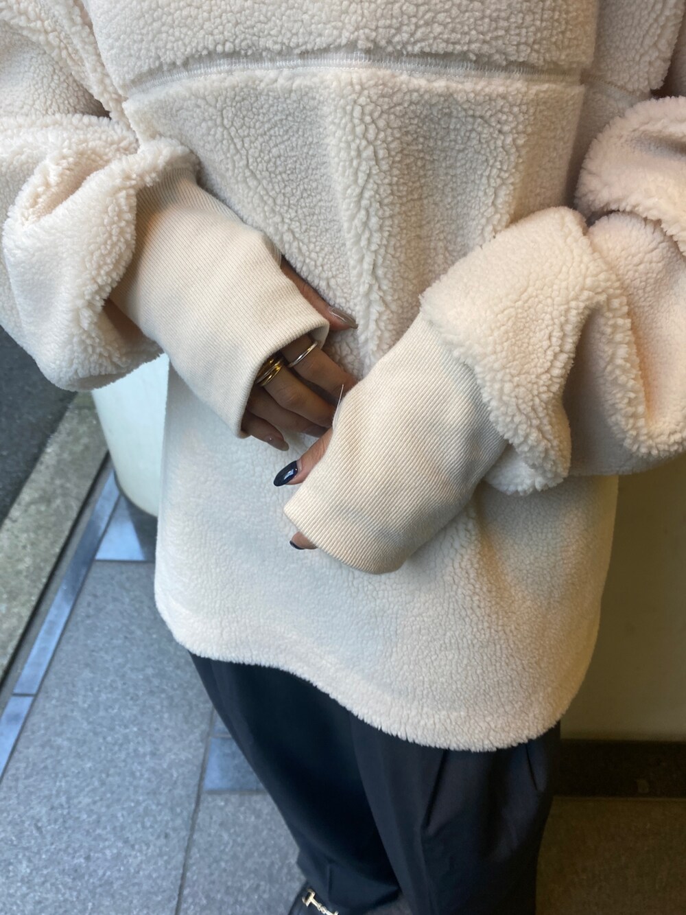 ホワイト系のTシャツ/カットソー、グレー系のその他パンツを着用したレディースの秋コーディネートの6枚目の写真