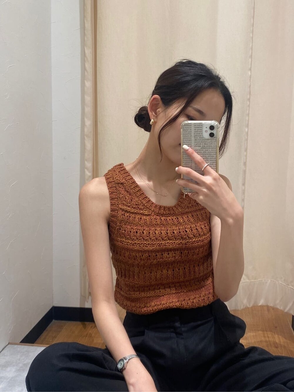 ブラック系のその他パンツ、ブラウン系のニット/セーターを着用したレディースの春コーディネートの3枚目の写真