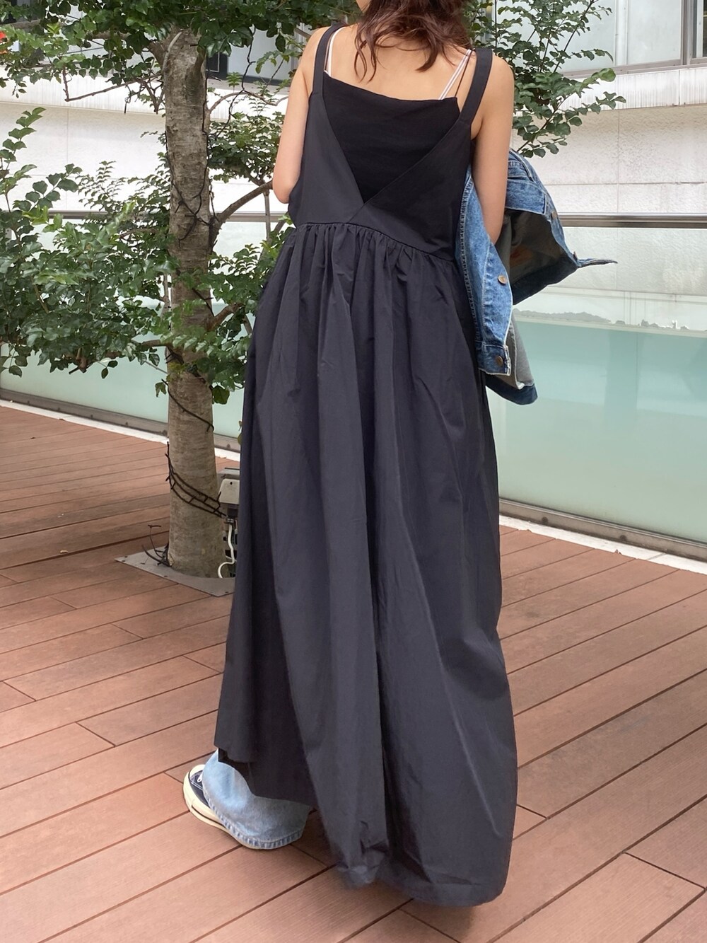 ブラック系のワンピース、ブラック系のキャミソールを着用したレディースの春コーディネートの4枚目の写真