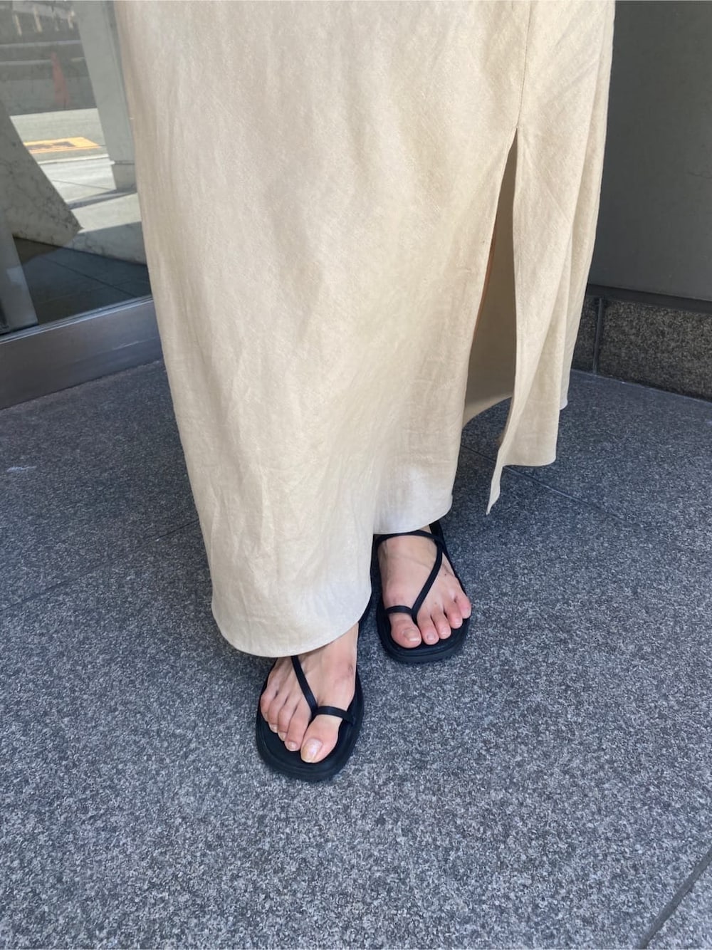 ベージュ系のスカート、ブラック系のTシャツ/カットソーを着用したレディースの夏コーディネートの7枚目の写真