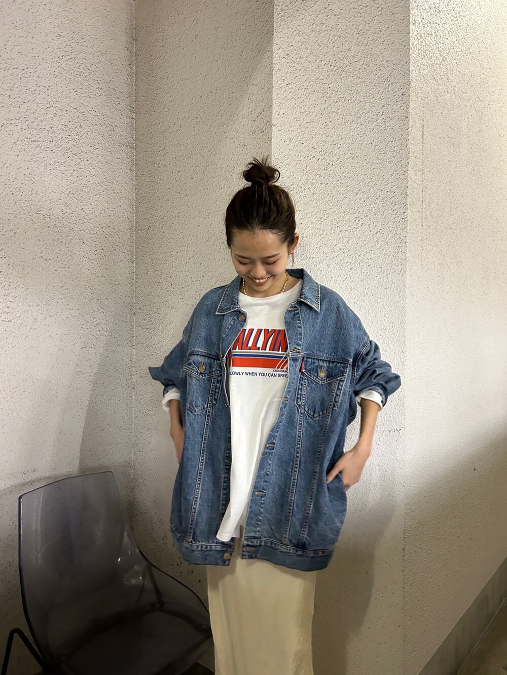 ブルー系のデニムジャケット、ホワイト系のTシャツ/カットソー、ホワイト系のスカートを着用したレディースの冬コーディネートの2枚目の写真