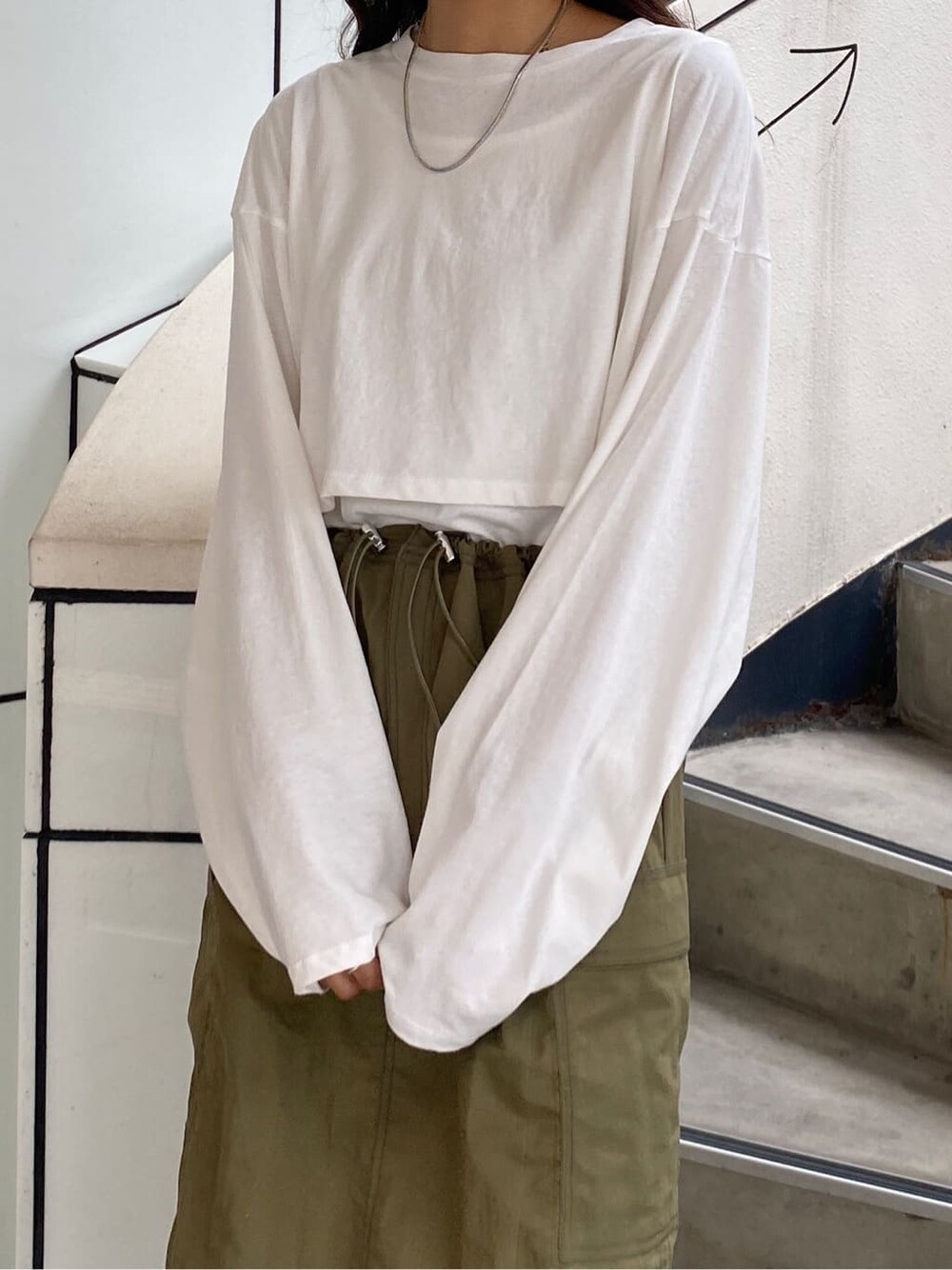 ホワイト系のTシャツ/カットソー、ベージュ系のスカートを着用したレディースの夏コーディネートの4枚目の写真