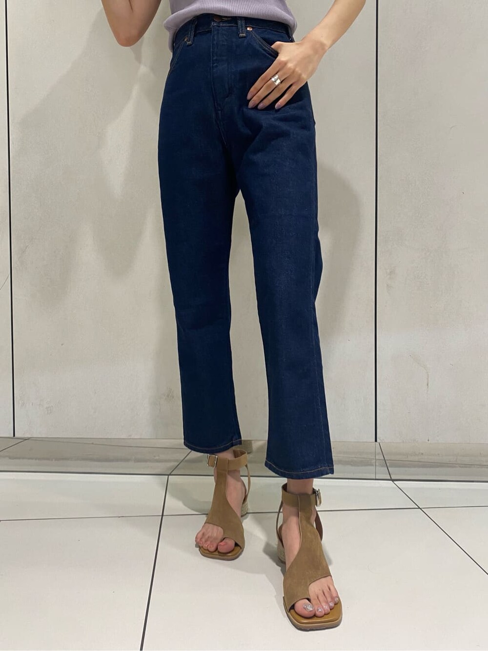 ブルー系のシャツ/ブラウス、ブルー系のデニムパンツを着用したレディースの夏コーディネートの3枚目の写真