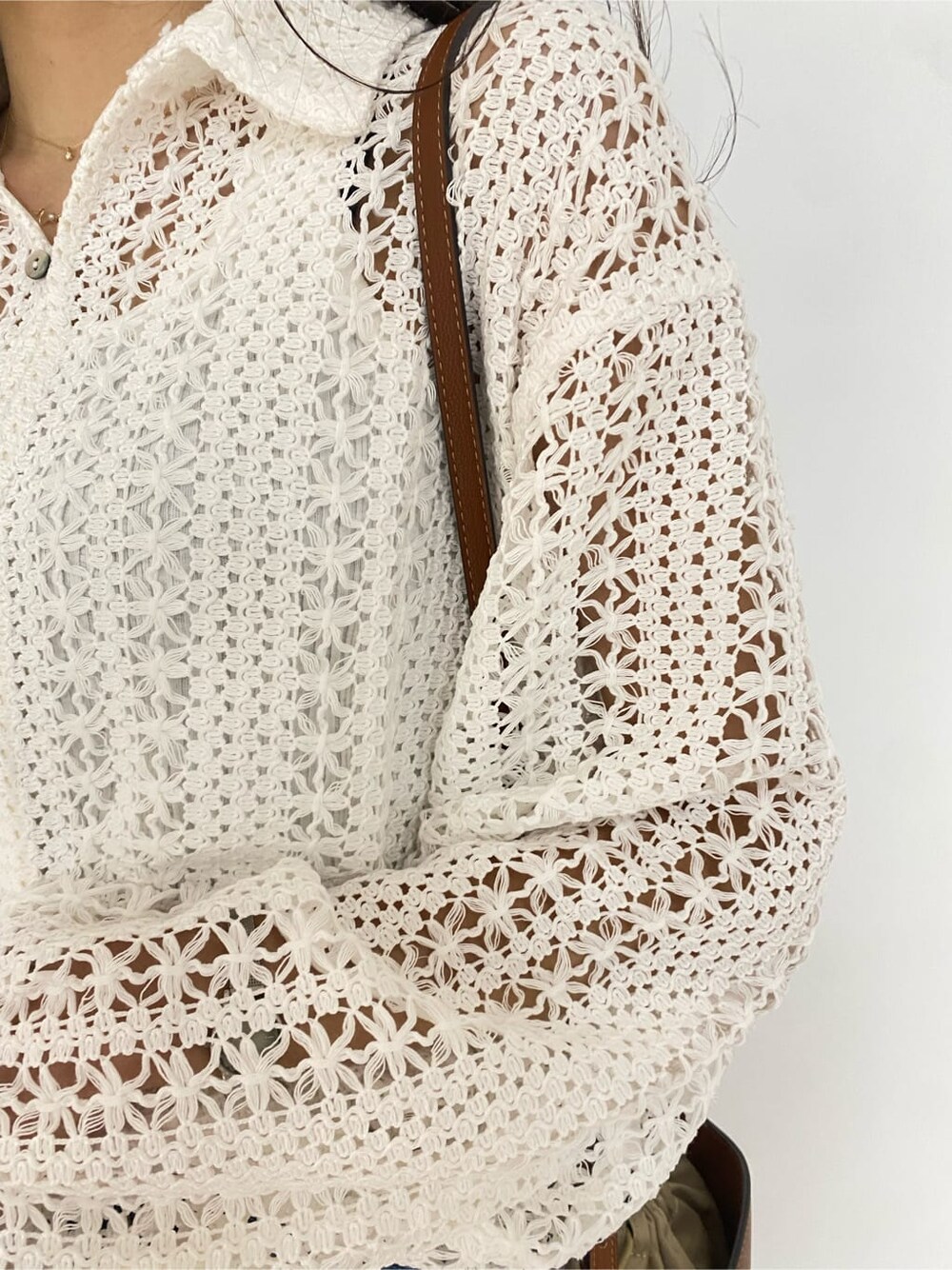 ブラウン系のショルダーバッグ、ブルー系のデニムパンツ、ホワイト系のシャツ/ブラウスを着用したレディースの春コーディネートの8枚目の写真