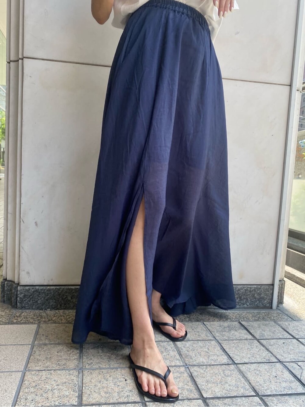 ホワイト系のTシャツ/カットソー、ブルー系のスカートを着用したレディースの春コーディネートの6枚目の写真