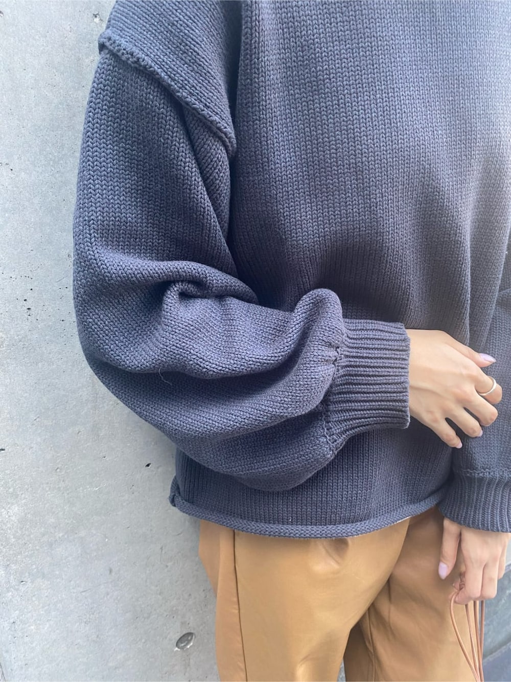 ブラウン系のその他パンツ、ブラック系のブーツ、ホワイト系のハンドバッグを着用したレディースの秋コーディネートの8枚目の写真