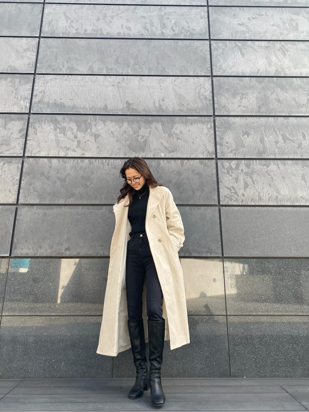 ホワイト系のその他アウター、ブラック系のデニムパンツを着用したレディースの冬コーディネートの5枚目の写真