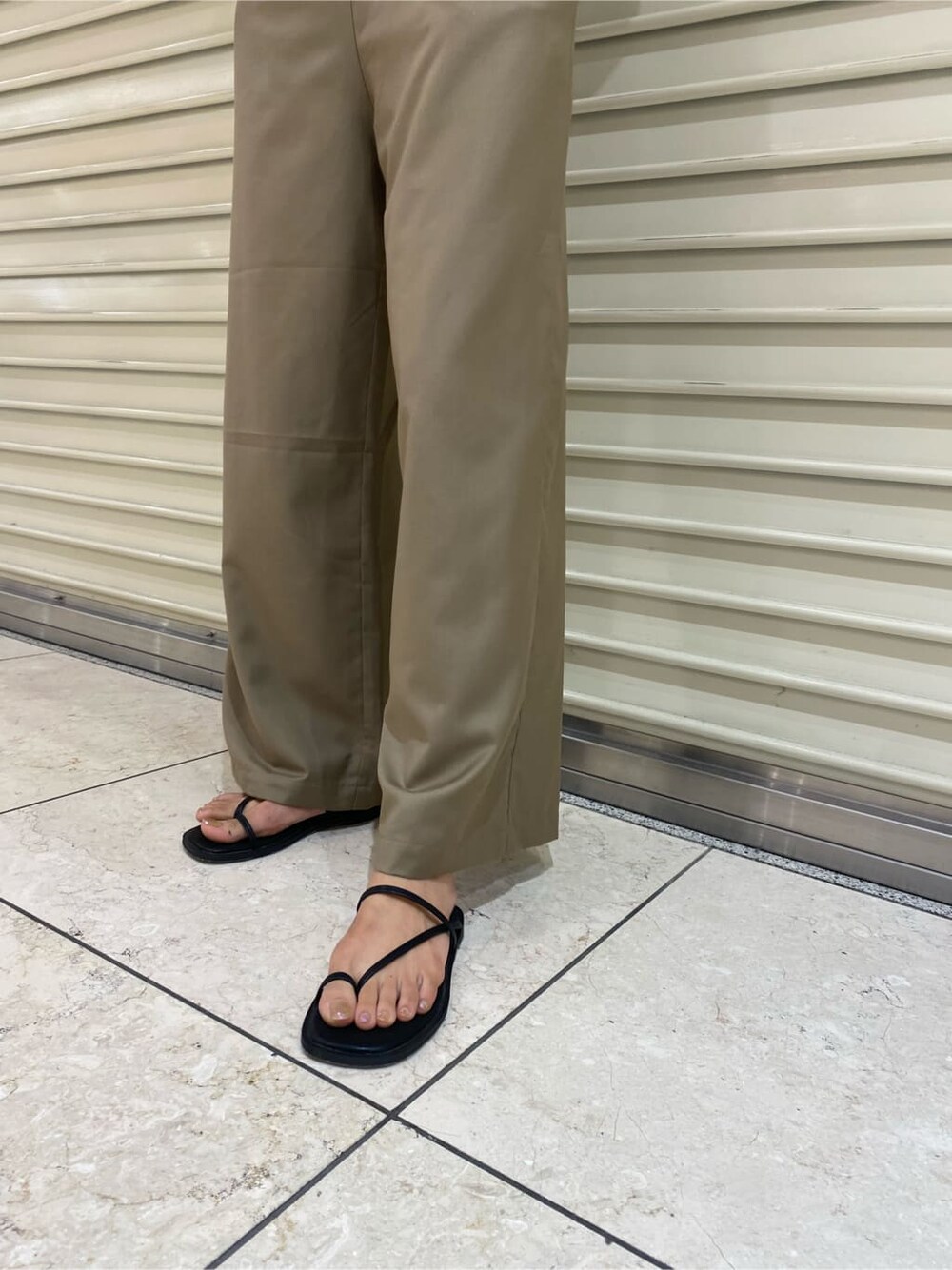 ホワイト系のタンクトップ、ベージュ系のつなぎ/オールインワン、ブラック系のサンダルを着用したレディースの夏コーディネートの6枚目の写真