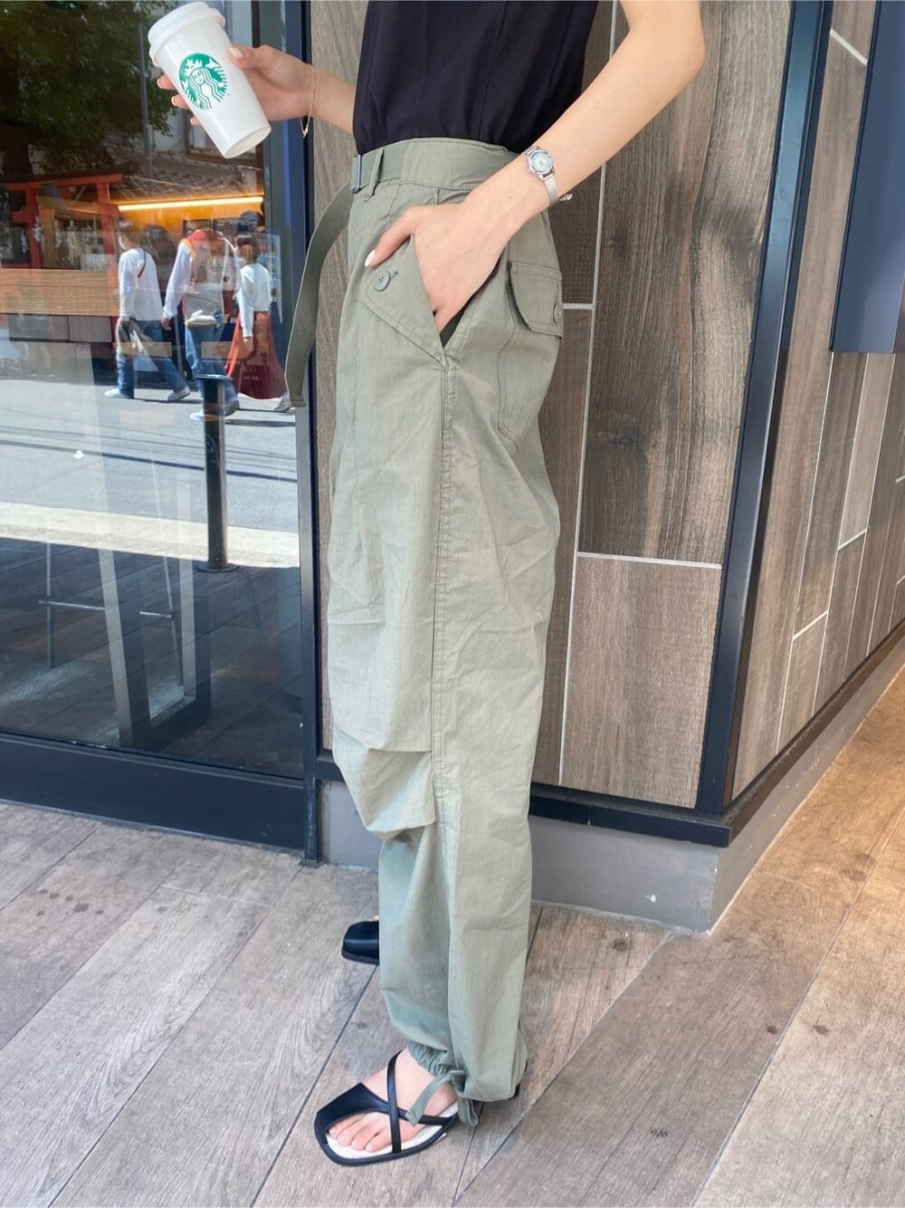 ブラック系のタンクトップ、ブラック系のサンダル、ホワイト系のその他パンツを着用したレディースの春コーディネートの6枚目の写真