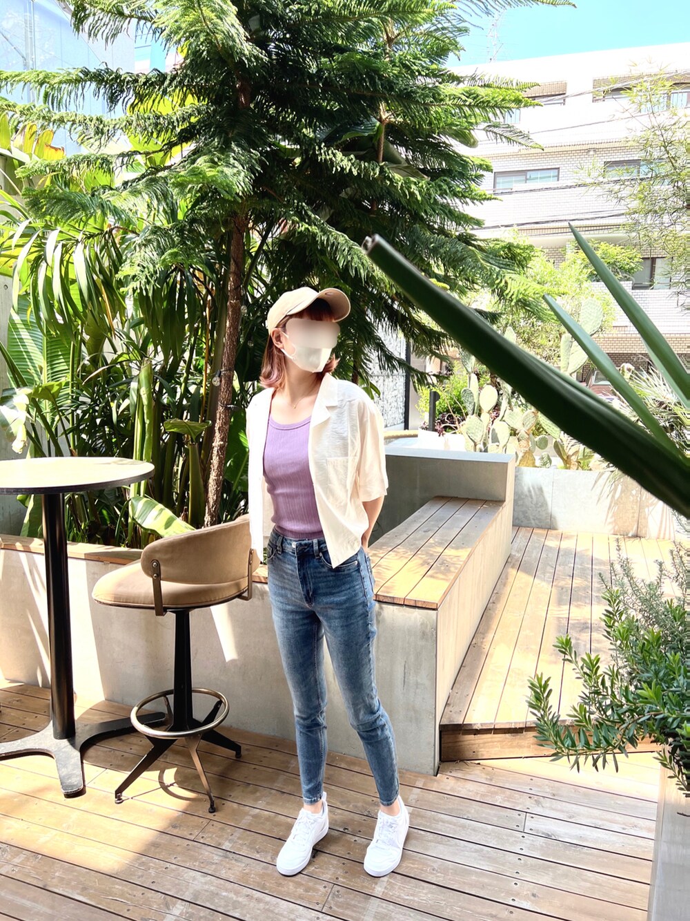 ベージュ系のシャツ/ブラウス、パープル系のタンクトップ、ブルー系のデニムパンツを着用したレディースの春コーディネートの2枚目の写真