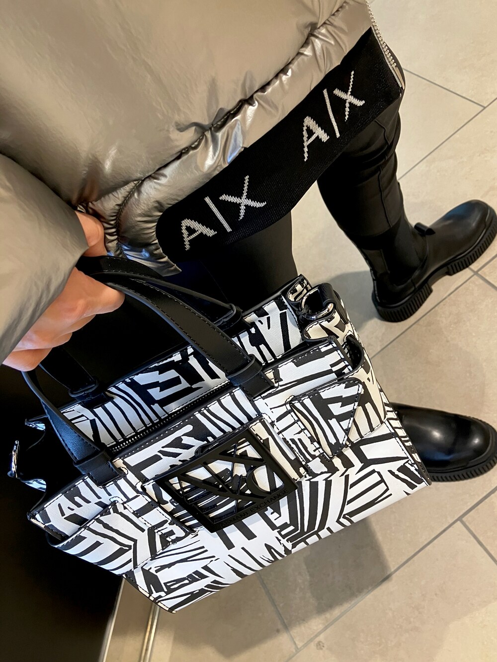 「アルマーニエクスチェンジ、armaniexchange、AXchanger、カジュアル、冬コーデ、あったかコーデ、アウター、オーバーサイズ、ニット帽、ニット、ショートブーツ、サイドゴアブーツ、ビッグシルエット」|「ARMANI EXCHANGEの【A|X アルマーニ エクスチェンジ】A|Xロゴパッチ ニットキャップ(ニットキャップ/ビーニー、ブラック系)」を使った、EWさん(レディース・159cm)の冬コーディネートの2枚目の写真