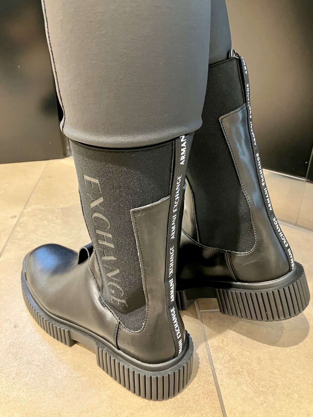 「アルマーニエクスチェンジ、armaniexchange、AXchanger、カジュアル、冬コーデ、あったかコーデ、アウター、オーバーサイズ、ニット帽、ニット、ショートブーツ、サイドゴアブーツ、ビッグシルエット」|「ARMANI EXCHANGEの【A|X アルマーニ エクスチェンジ】A|Xロゴパッチ ニットキャップ(ニットキャップ/ビーニー、ブラック系)」を使った、EWさん(レディース・159cm)の冬コーディネートの3枚目の写真