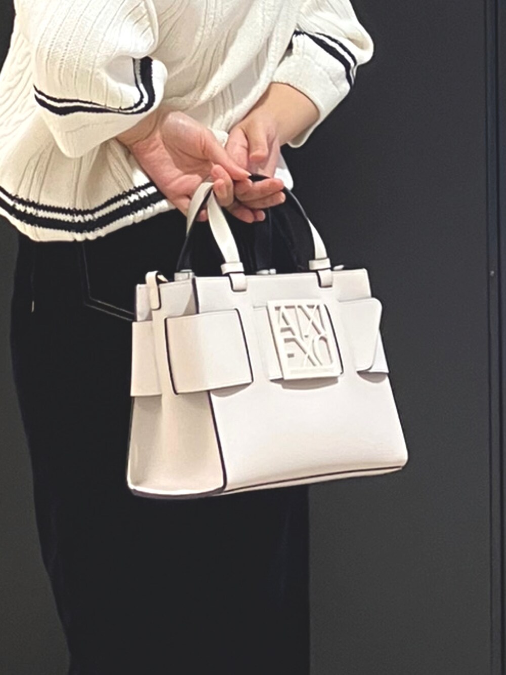 「アルマーニエクスチェンジ、armaniexchange、AXchanger、AXchange、ホワイト、ブラック、ショルダーバッグ、シンプルコーデ、ニット、おだんごヘアー」｜「ARMANI EXCHANGEの【A|X アルマーニ エクスチェンジ】ケーブルニットプルオーバー（ニット/セーター、ホワイト系）」を使った、EWさん（レディース・158cm）の秋コーディネートの2枚目の写真