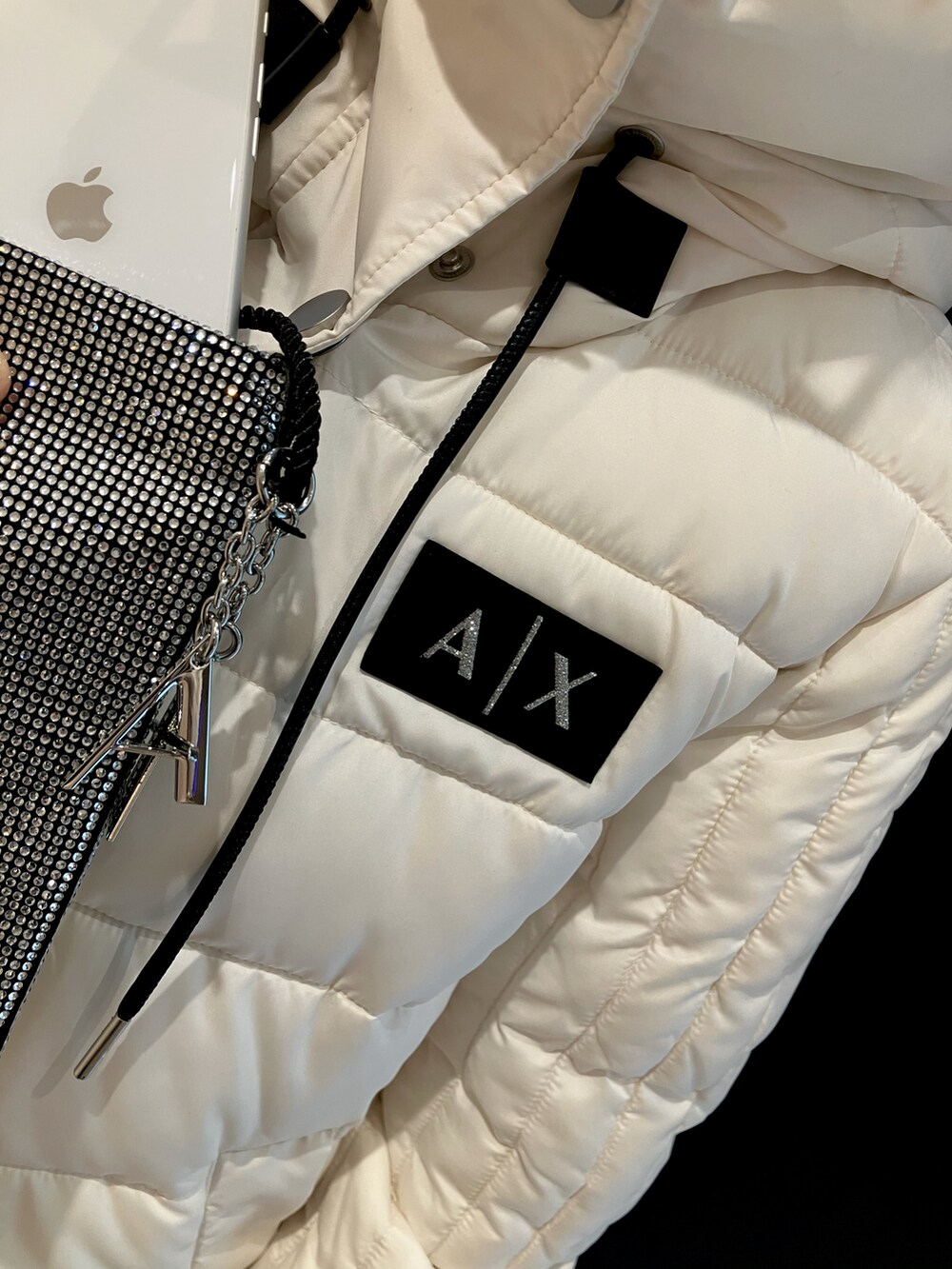 「アルマーニエクスチェンジ、armaniexchange、AXchanger、秋冬コーデ、カジュアルコーデ、パンツスタイル、アウター、ニット、ブーツ、モノトーン、キラキラ」|「ARMANI EXCHANGEの【A|X アルマーニ エクスチェンジ】A|Xロゴ フーディパファージャケット(ブルゾン、ホワイト系)」を使った、EWさん(レディース・159cm)の冬コーディネートの2枚目の写真