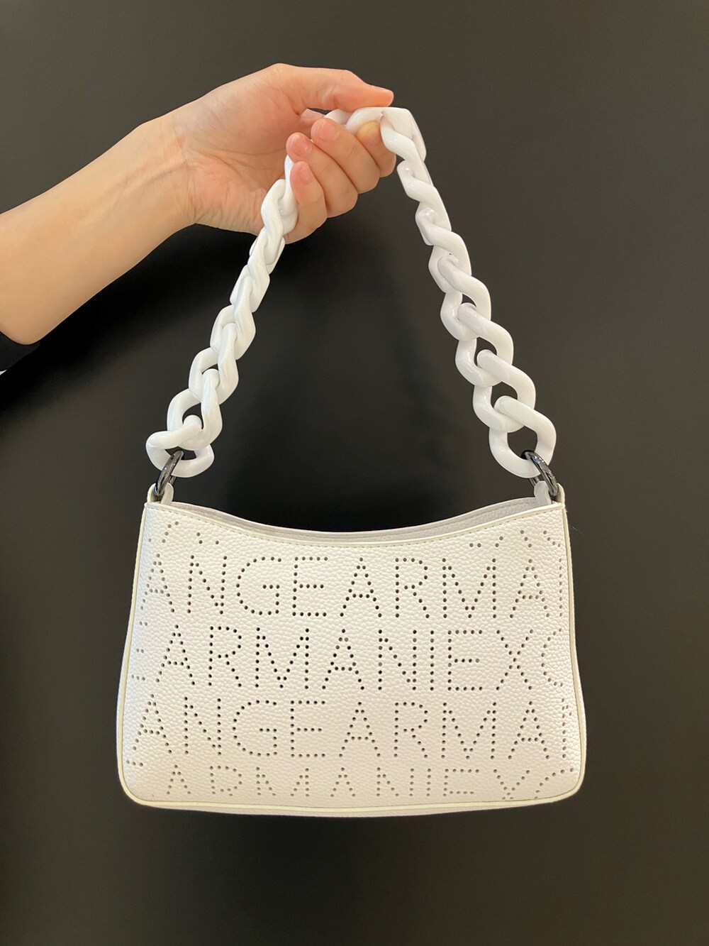 「armaniexchange、カジュアルコーデ、春コーデ、ストリート、メンズライク、ジャケット、Tシャツ、デニムパンツ、ダメージデニムパンツ、ショルダーバッグ、スニーカー」|「ARMANI EXCHANGEの【A|X アルマーニ エクスチェンジ】A|Xバッグロゴ オーバーサイズブルゾンジャケット(ブルゾン、ブラック系)」を使った、EWさん(レディース・158cm)の春コーディネートの3枚目の写真