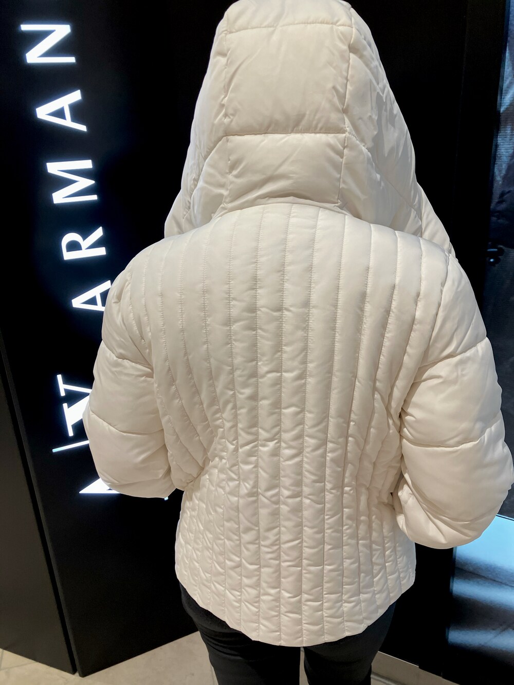 「アルマーニエクスチェンジ、armaniexchange、AXchanger、秋冬コーデ、カジュアルコーデ、パンツスタイル、アウター、ニット、ブーツ、モノトーン、キラキラ」|「ARMANI EXCHANGEの【A|X アルマーニ エクスチェンジ】A|Xロゴ フーディパファージャケット(ブルゾン、ホワイト系)」を使った、EWさん(レディース・159cm)の冬コーディネートの3枚目の写真