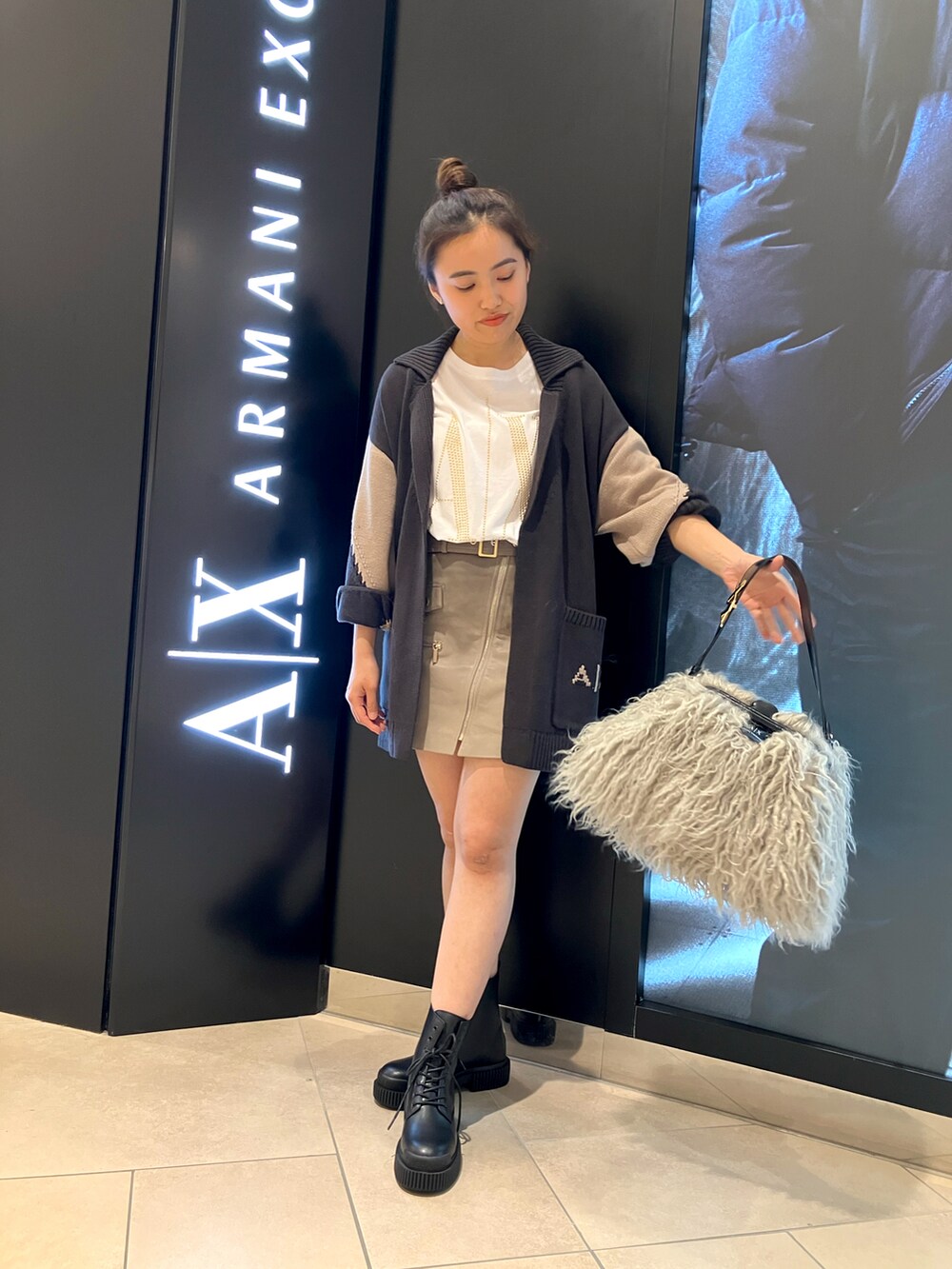 「カジュアルコーデ、armaniexchange、AXchanger、アルマーニエクスチェンジ、秋服準備はじめました、大人コーデ、おしゃれさんと繋がりたい、秋カラー、ボリューム袖、ショートブーツ、ニットコーデ、秋コーデ、秋色」｜「ARMANI EXCHANGEの【A|X アルマーニ エクスチェンジ】カラーブロック　ニットガウンカーディガン（カーディガン/ボレロ、ブラウン系）」を使った、EWさん（レディース・159cm）の秋コーディネートの2枚目の写真