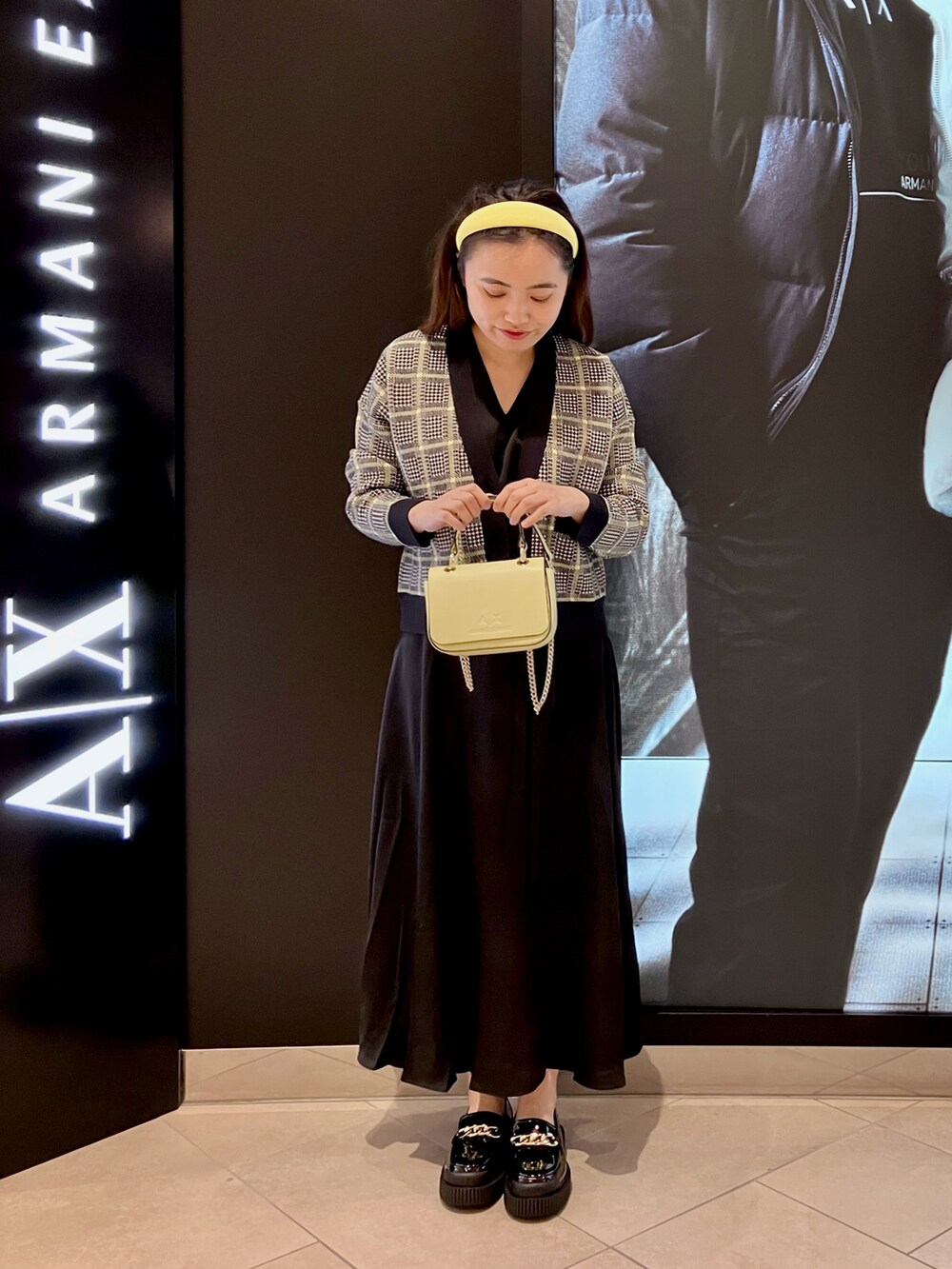 「アルマーニエクスチェンジ、armaniexchange、AXchanger、秋冬コーデ、大人カジュアル、休日スタイル、ニットカーディガン、チェック、ロングワンピース、バッグ、イエロー、ローファー、おしゃれさんと繋がりたい」｜「ARMANI EXCHANGEの【A|X アルマーニ エクスチェンジ】チェック柄　ショート丈カーディガン（カーディガン/ボレロ、その他）」を使った、EWさん（レディース・159cm）の秋コーディネートの2枚目の写真