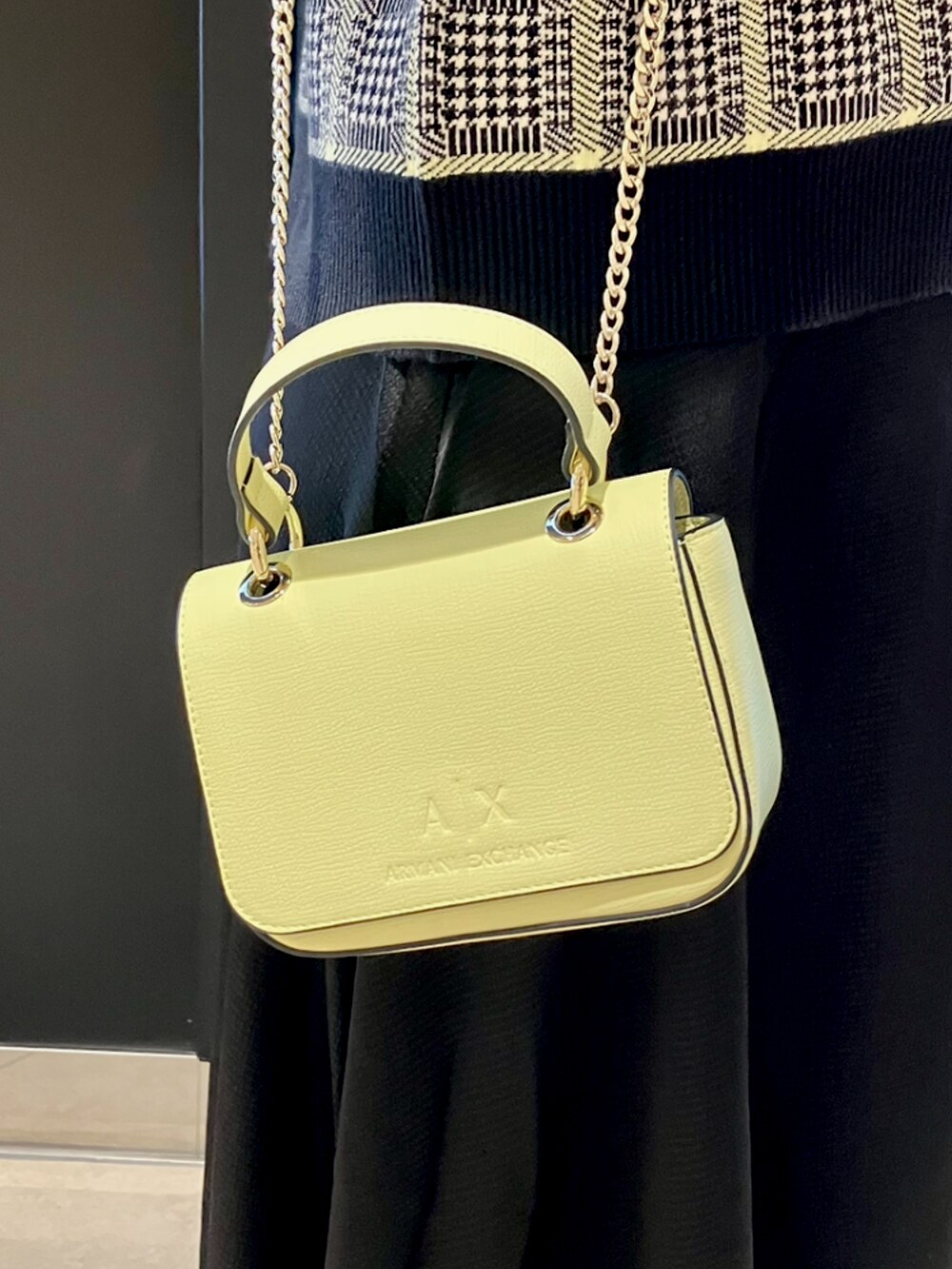 「アルマーニエクスチェンジ、armaniexchange、AXchanger、秋冬コーデ、大人カジュアル、休日スタイル、ニットカーディガン、チェック、ロングワンピース、バッグ、イエロー、ローファー、おしゃれさんと繋がりたい」｜「ARMANI EXCHANGEの【A|X アルマーニ エクスチェンジ】チェック柄　ショート丈カーディガン（カーディガン/ボレロ、その他）」を使った、EWさん（レディース・159cm）の秋コーディネートの3枚目の写真