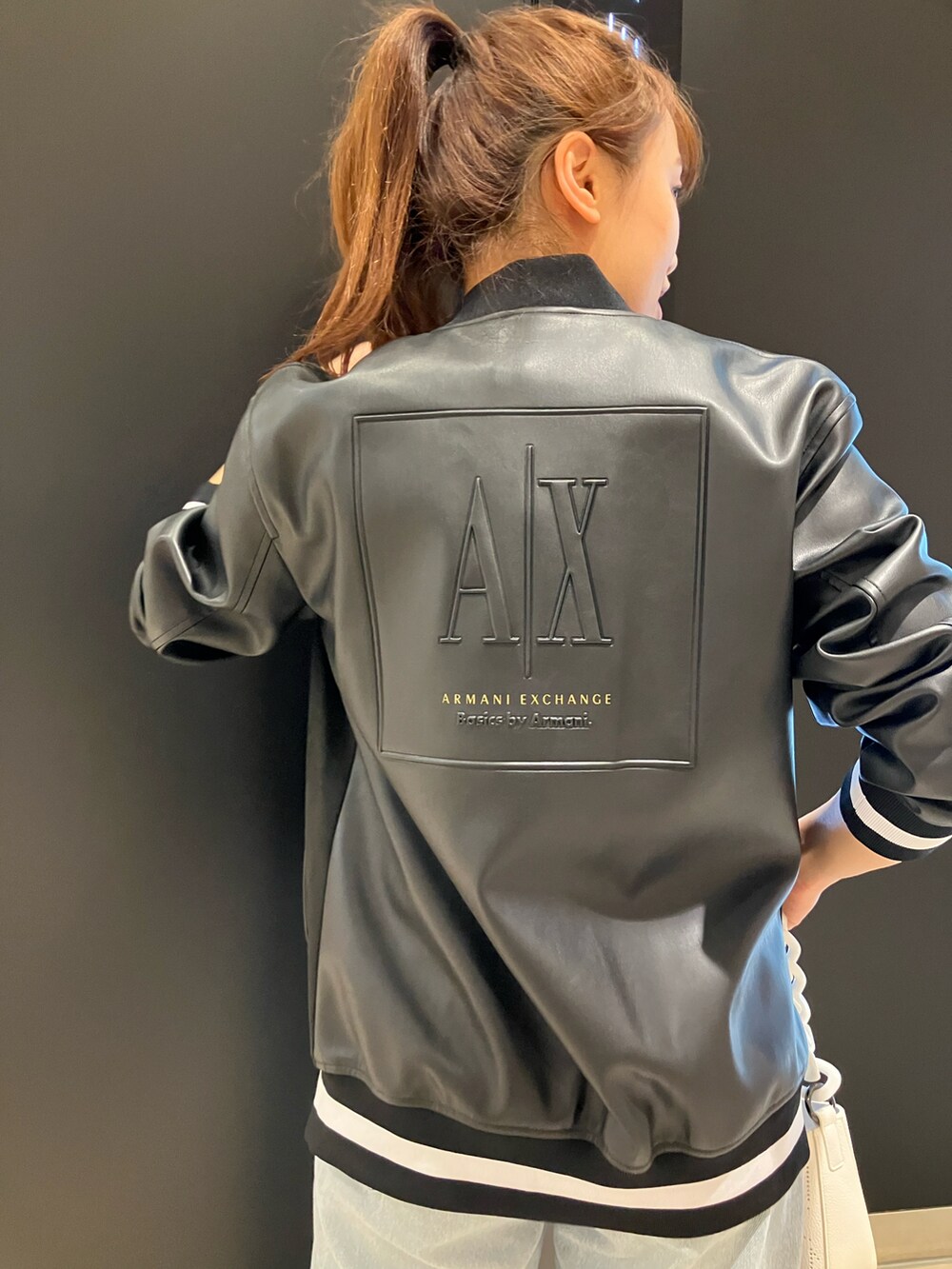 「armaniexchange、カジュアルコーデ、春コーデ、ストリート、メンズライク、ジャケット、Tシャツ、デニムパンツ、ダメージデニムパンツ、ショルダーバッグ、スニーカー」|「ARMANI EXCHANGEの【A|X アルマーニ エクスチェンジ】A|Xバッグロゴ オーバーサイズブルゾンジャケット(ブルゾン、ブラック系)」を使った、EWさん(レディース・158cm)の春コーディネートの2枚目の写真
