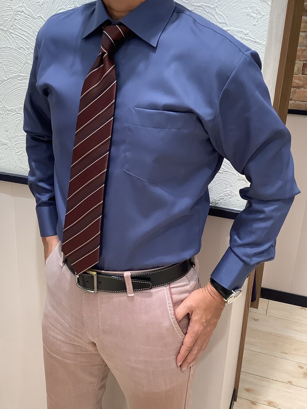 ブルー系のビジネスシャツ、ブルー系のベストを着用したメンズの冬コーディネートの2枚目の写真