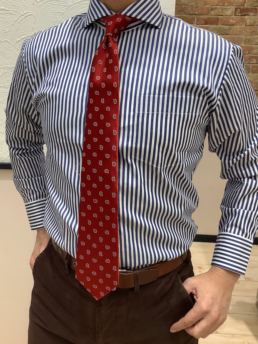 ブルー系のビジネスシャツ、その他のネクタイ、ブルー系のベストを着用したメンズの冬コーディネートの5枚目の写真