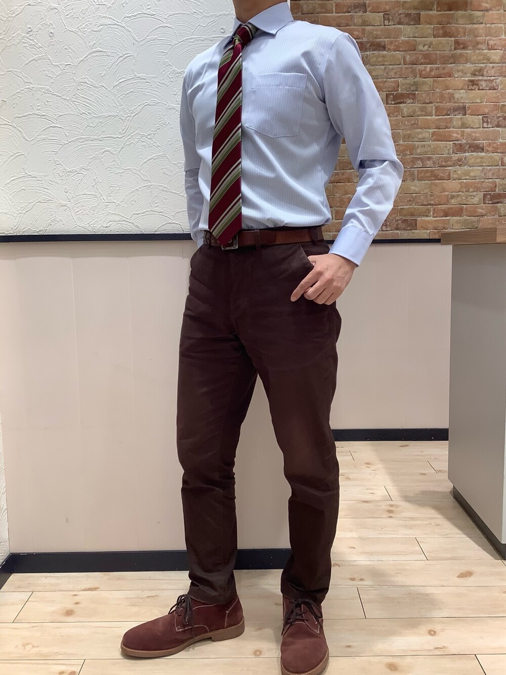 ブルー系のビジネスシャツ、その他のネクタイ、グレー系のベストを着用したメンズの冬コーディネートの3枚目の写真