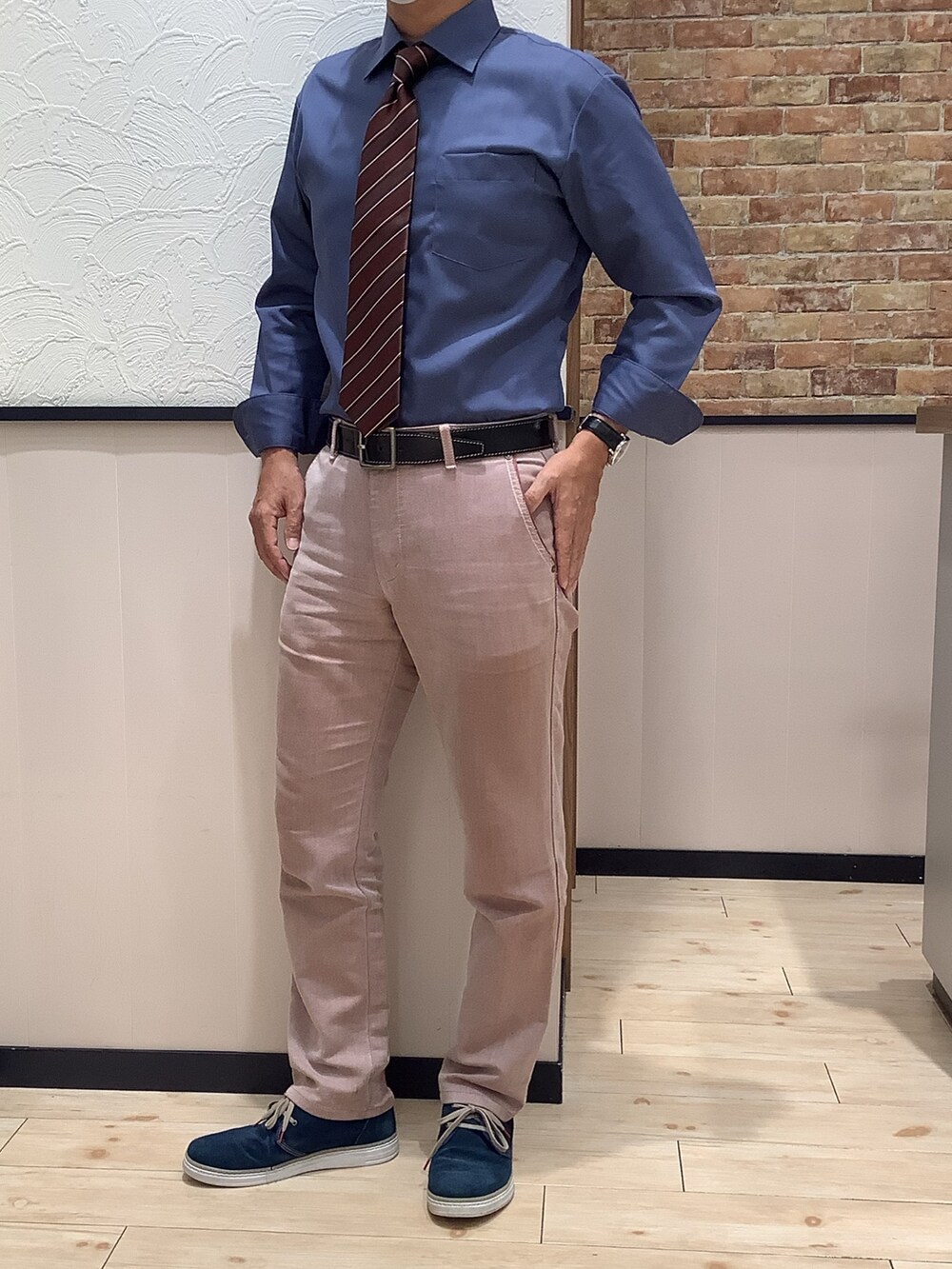 ブルー系のビジネスシャツ、ブルー系のベストを着用したメンズの冬コーディネートの3枚目の写真