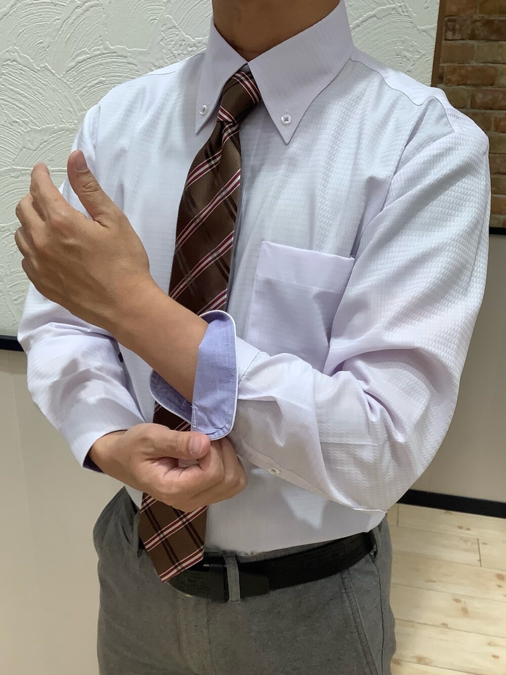 その他のネクタイ、パープル系のビジネスシャツを着用したメンズの夏コーディネートの2枚目の写真