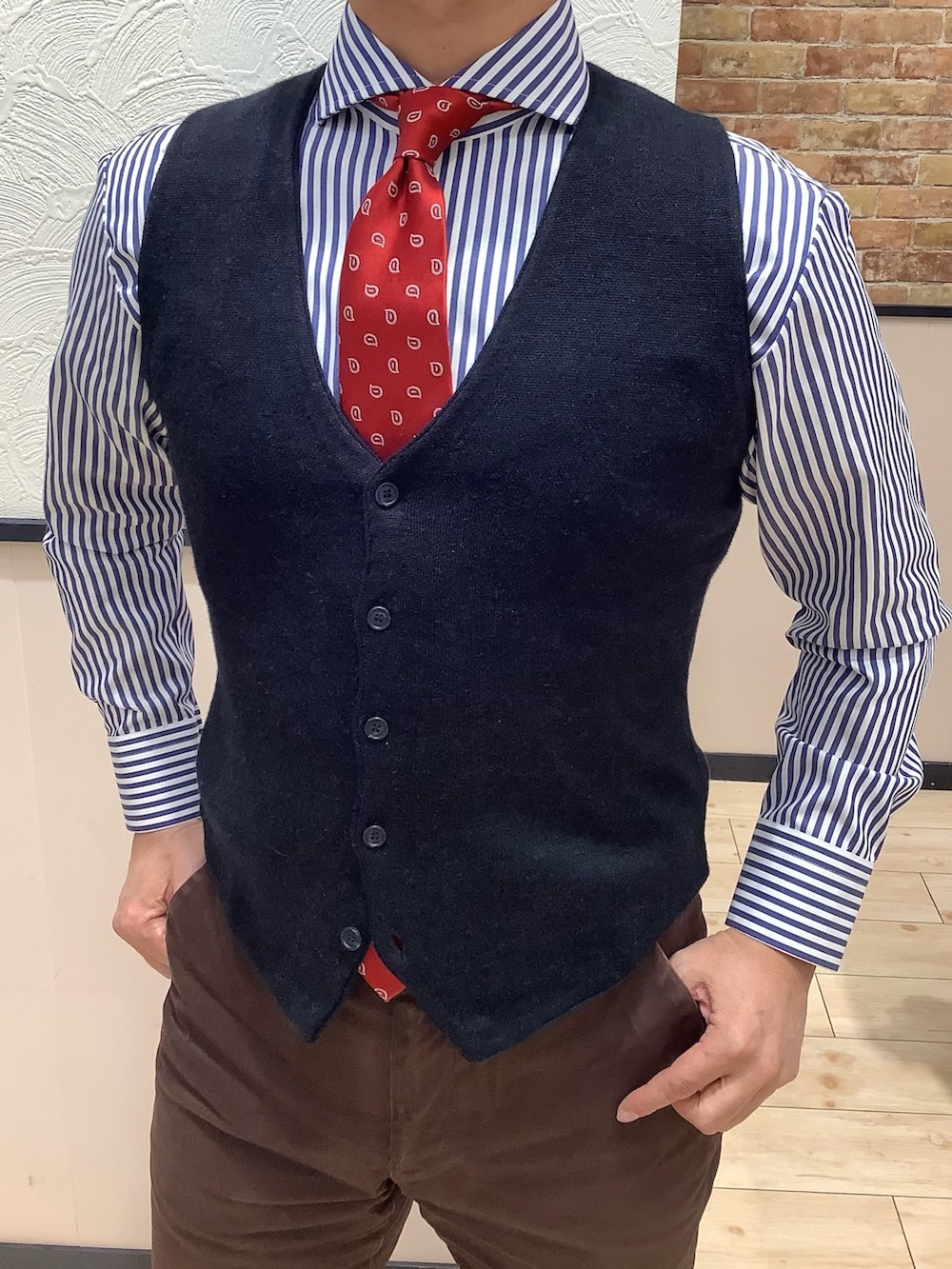 ブルー系のビジネスシャツ、その他のネクタイ、ブルー系のベストを着用したメンズの冬コーディネートの2枚目の写真