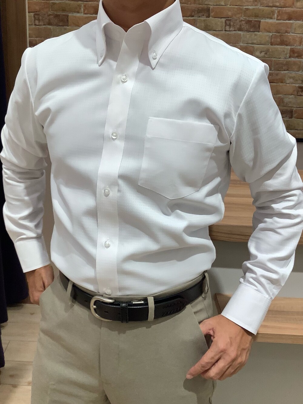 ホワイト系のビジネスシャツ、グレー系のネクタイを着用したメンズの秋コーディネートの3枚目の写真