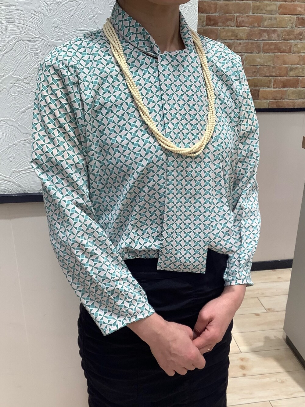 グリーン系のシャツ/ブラウスを着用したレディースの冬コーディネートの2枚目の写真