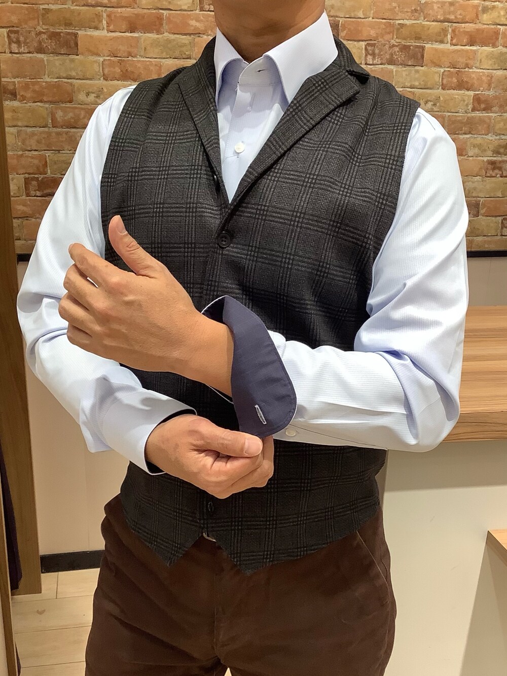 ブルー系のビジネスシャツ、レッド系のネクタイ、ブルー系のベストを着用したメンズの冬コーディネートの3枚目の写真