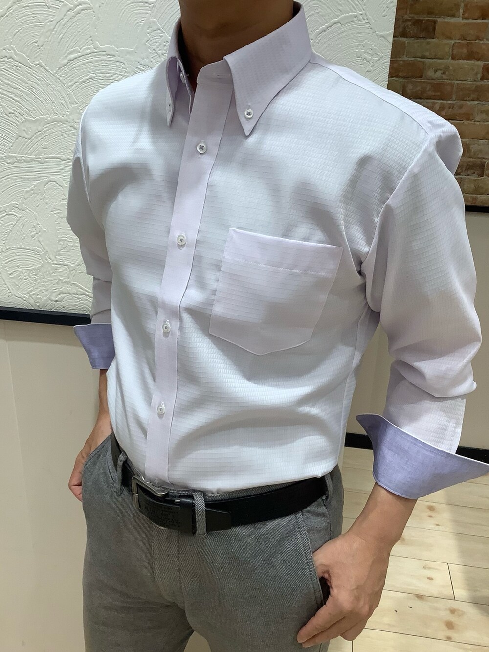 その他のネクタイ、パープル系のビジネスシャツを着用したメンズの夏コーディネートの4枚目の写真