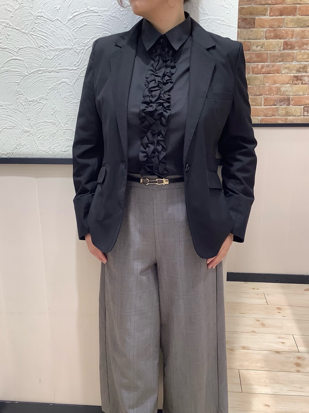 ブラック系のシャツ/ブラウスを着用したレディースの冬コーディネートの3枚目の写真