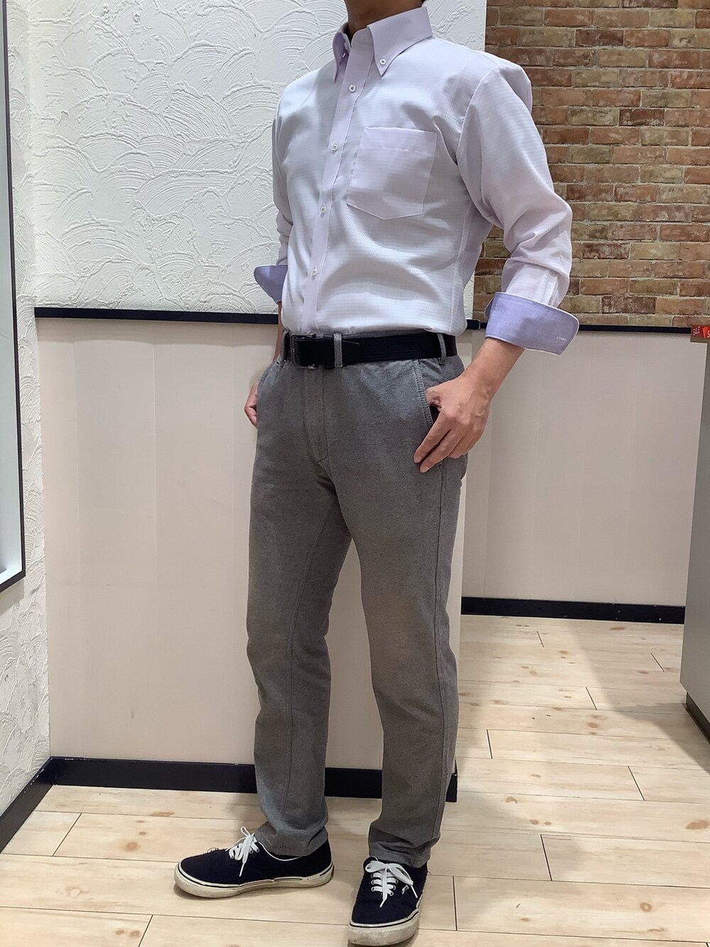 その他のネクタイ、パープル系のビジネスシャツを着用したメンズの夏コーディネートの3枚目の写真