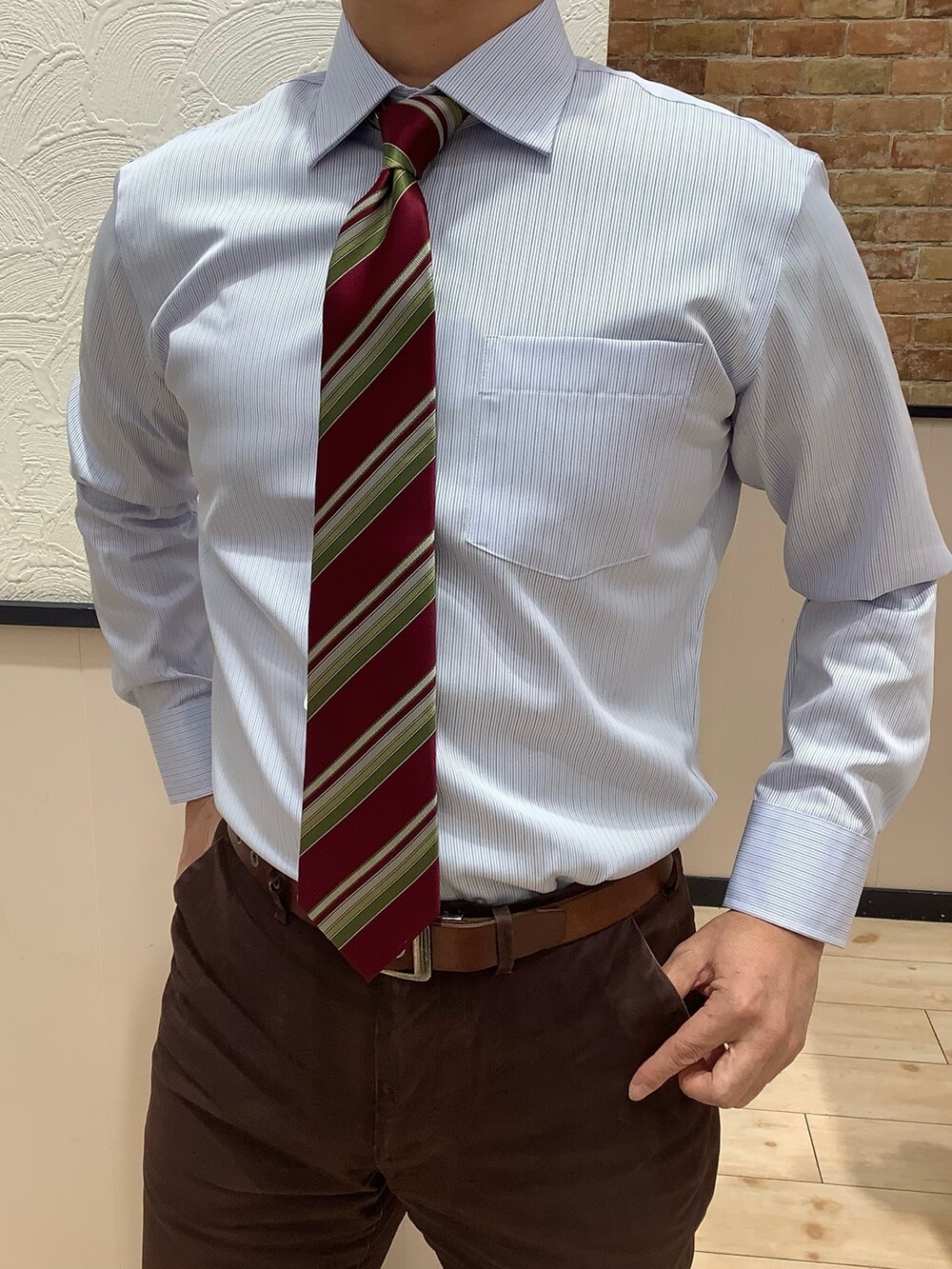 ブルー系のビジネスシャツ、その他のネクタイ、グレー系のベストを着用したメンズの冬コーディネートの4枚目の写真