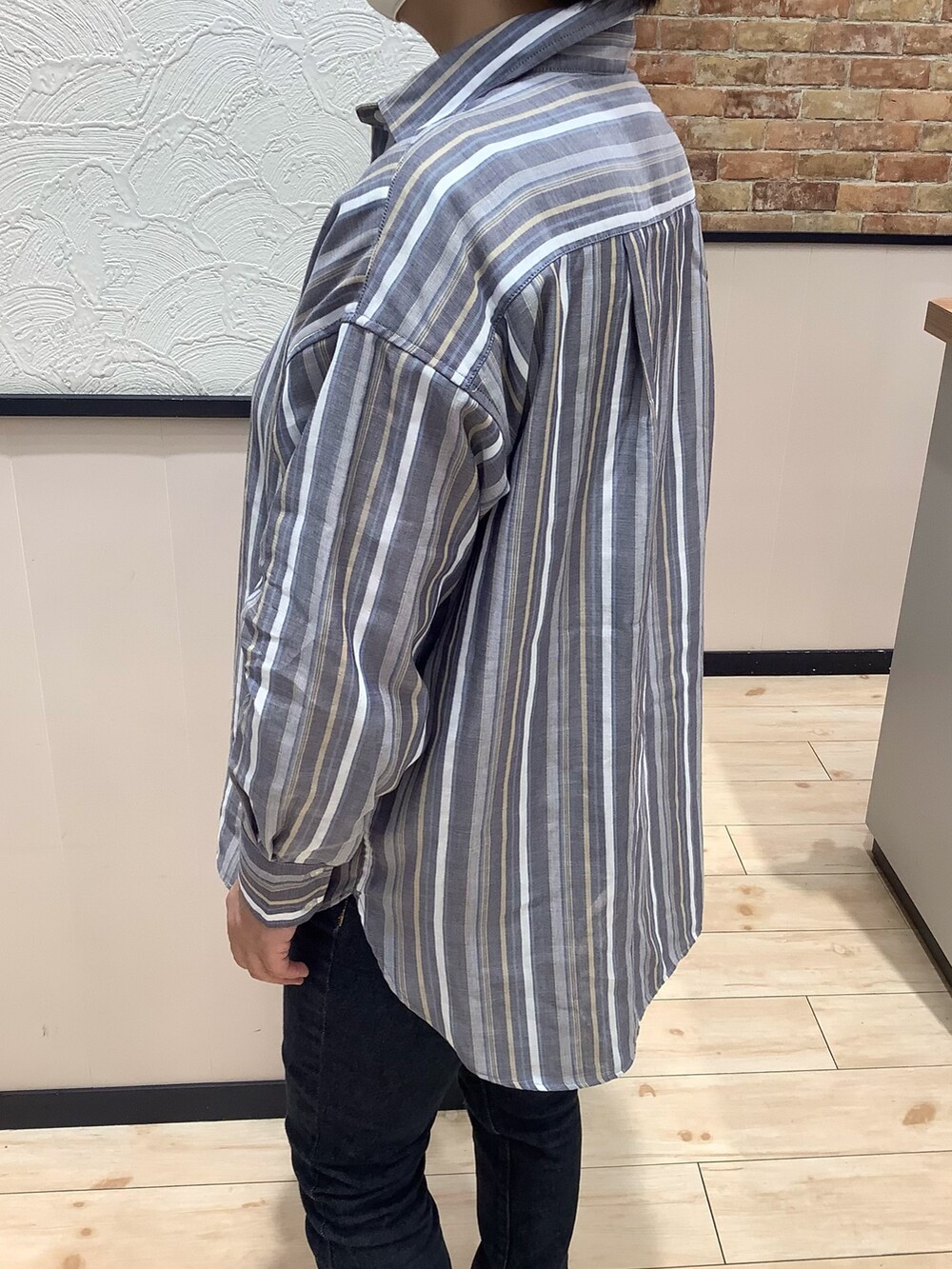 ブラウン系のパンプス、ブルー系のデニムパンツ、ブルー系のシャツ/ブラウスを着用したレディースの春コーディネートの2枚目の写真