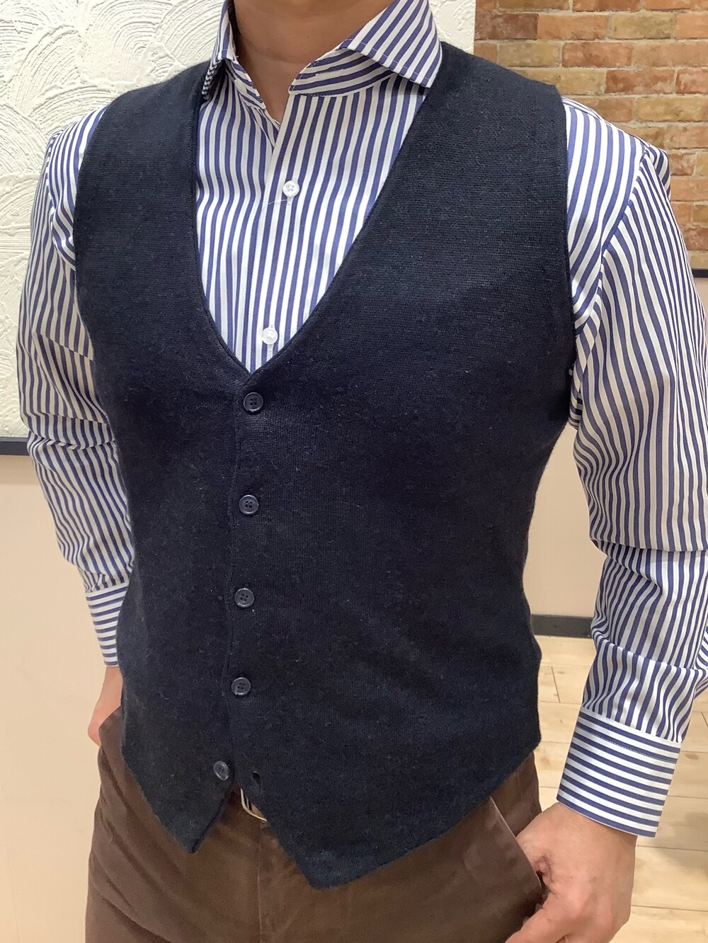 ブルー系のビジネスシャツ、その他のネクタイ、ブルー系のベストを着用したメンズの冬コーディネートの3枚目の写真